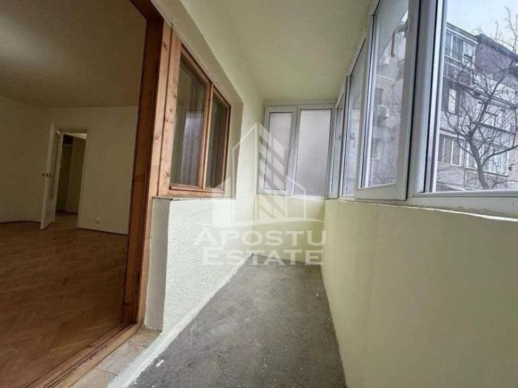 Apartament cu 3 camere, etajul 1, zona Sagului