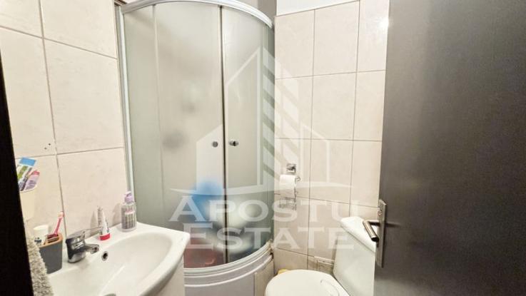 Apartament cu 3 camere, garaj si boxa, centrala proprie, Dambovita