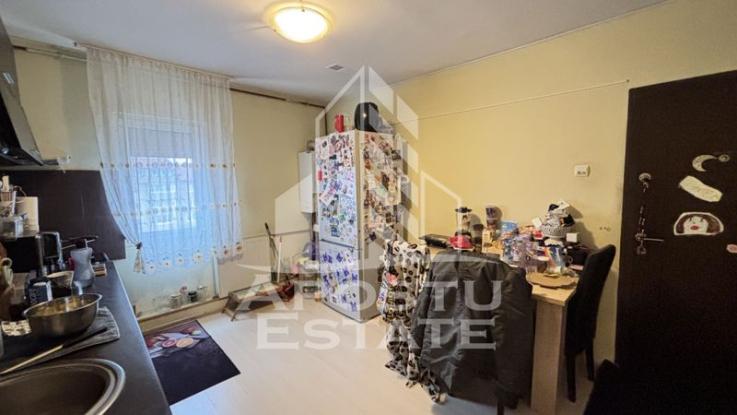 Apartament cu 3 camere, garaj si boxa, centrala proprie, Dambovita