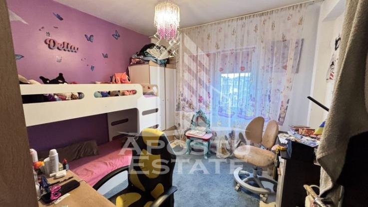 Apartament cu 3 camere, garaj si boxa, centrala proprie, Dambovita