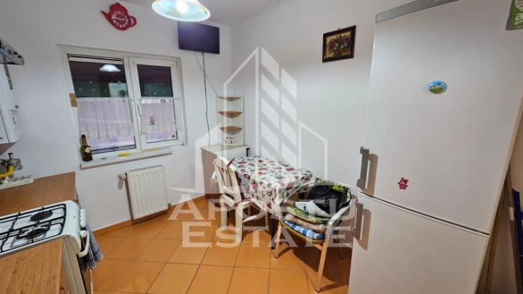 Apartament 2 camere decomandat , centrala , parcare , in zona Aradului