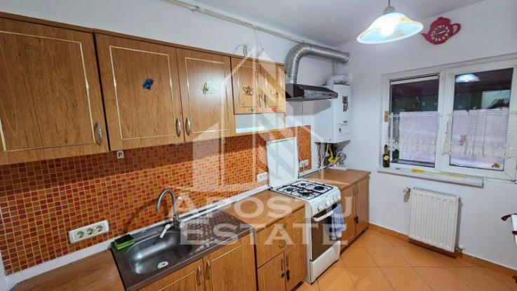 Apartament 2 camere decomandat , centrala , parcare , in zona Aradului