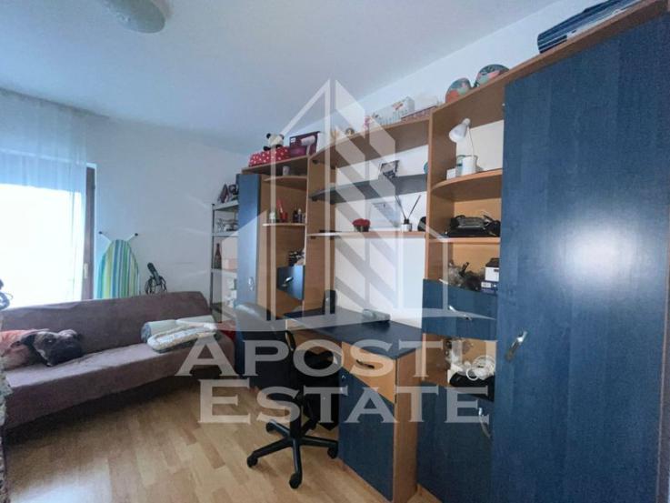 Apartament cu 3 camere, semidecomandat, bloc nou, etajul 1