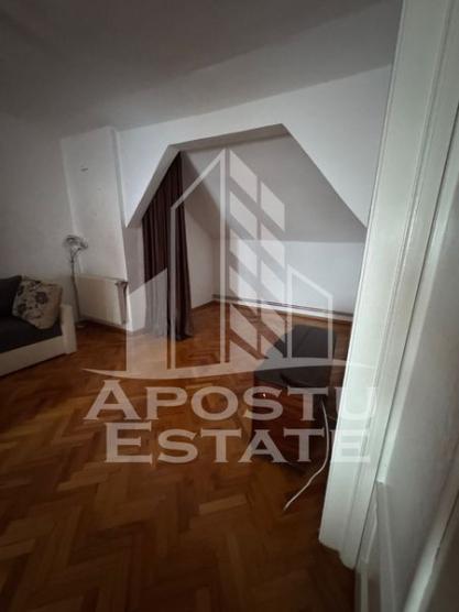 Se inchriaza apartament (penthouse), intr-o casa, zona C. Studentesc