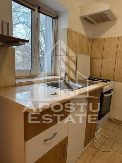 Se inchriaza apartament (penthouse), intr-o casa, zona C. Studentesc