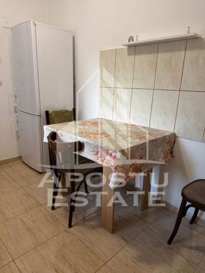 Se inchriaza apartament (penthouse), intr-o casa, zona C. Studentesc