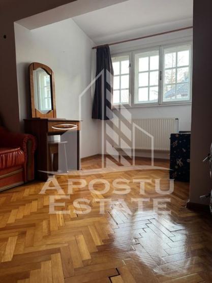 Se inchriaza apartament (penthouse), intr-o casa, zona C. Studentesc