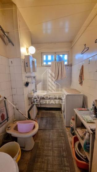 Apartament 4 camere, decomandat, zona Cetatii