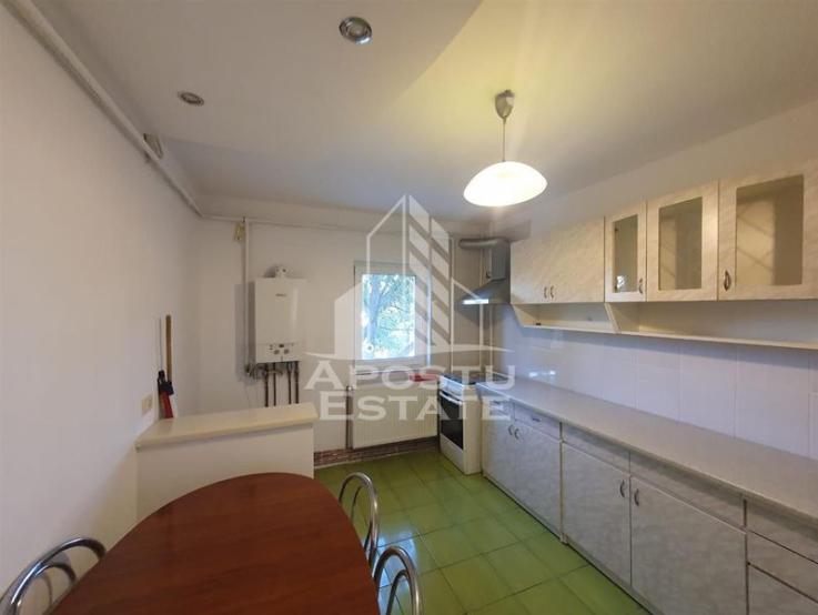 Apartament cu 4 camere 2 bai si 2 balcoane, Aradului