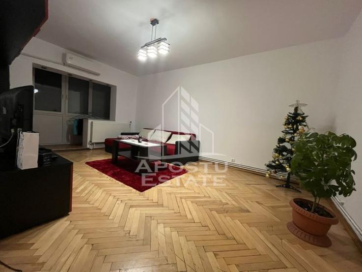 Apartament cu 3 camere, decomandat, 2 bai, zona Soarelui