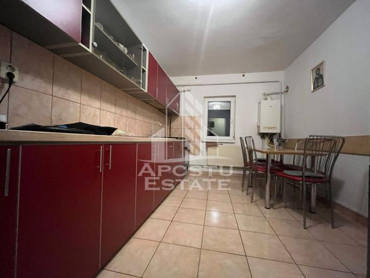 Apartament cu 3 camere, decomandat, 2 bai, zona Soarelui