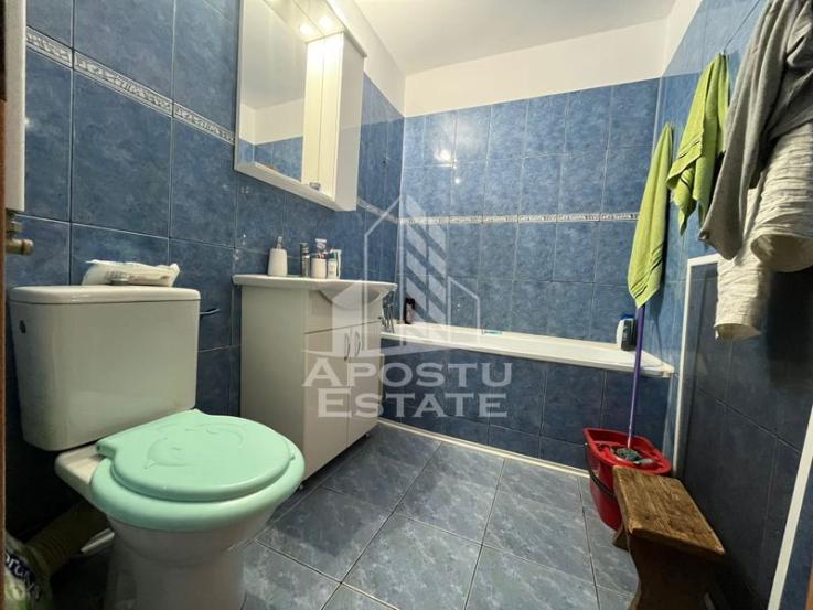 Apartament cu 3 camere, decomandat, 2 bai, zona Soarelui