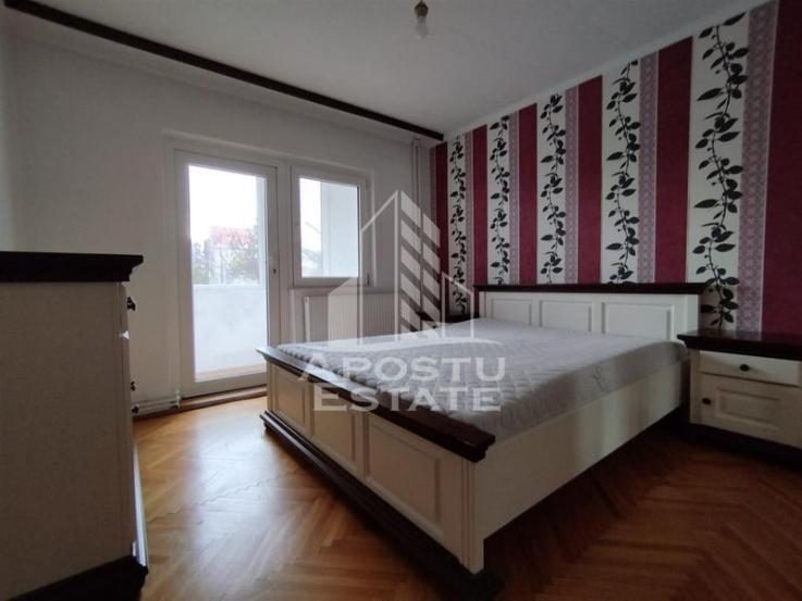 Apartament 4 camere, garaj propriu, centrala proprie, zona Lipovei