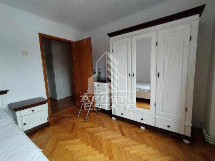 Apartament 4 camere, garaj propriu, centrala proprie, zona Lipovei