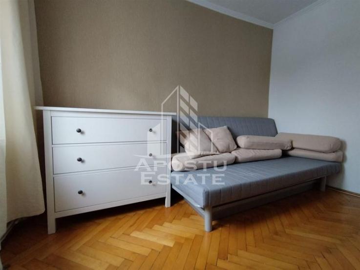 Apartament 4 camere, garaj propriu, centrala proprie, zona Lipovei