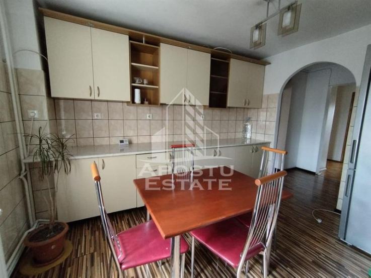 Apartament 4 camere, garaj propriu, centrala proprie, zona Lipovei