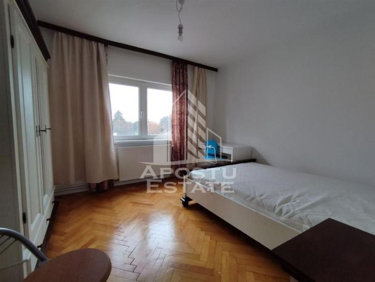 Apartament 4 camere, garaj propriu, centrala proprie, zona Lipovei