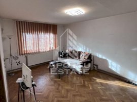 Apartament cu 3 camere, centrala proprie, zona Bucovina