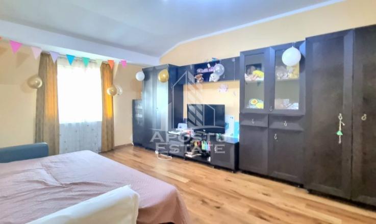 Apartament cu 3 camere, decomandat, centrala proprie, zona Lipovei