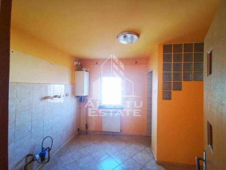 Apartament cu 3 camere, decomandat, 2 balcoane, 2 bai,etaj intermediar