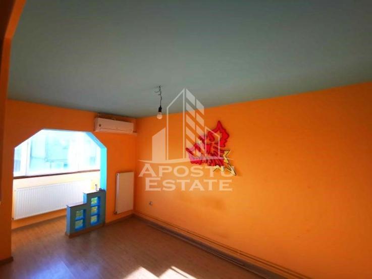 Apartament cu 3 camere, decomandat, 2 balcoane, 2 bai,etaj intermediar