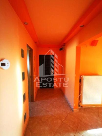 Apartament cu 3 camere, decomandat, 2 balcoane, 2 bai,etaj intermediar