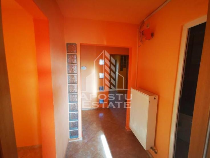 Apartament cu 3 camere, decomandat, 2 balcoane, 2 bai,etaj intermediar