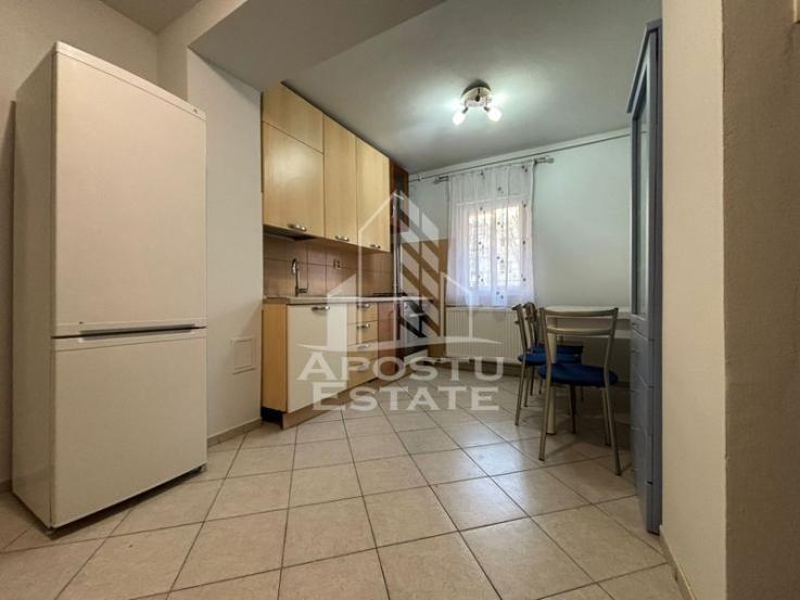 Apartament cu 3 camere, zona Lipovei