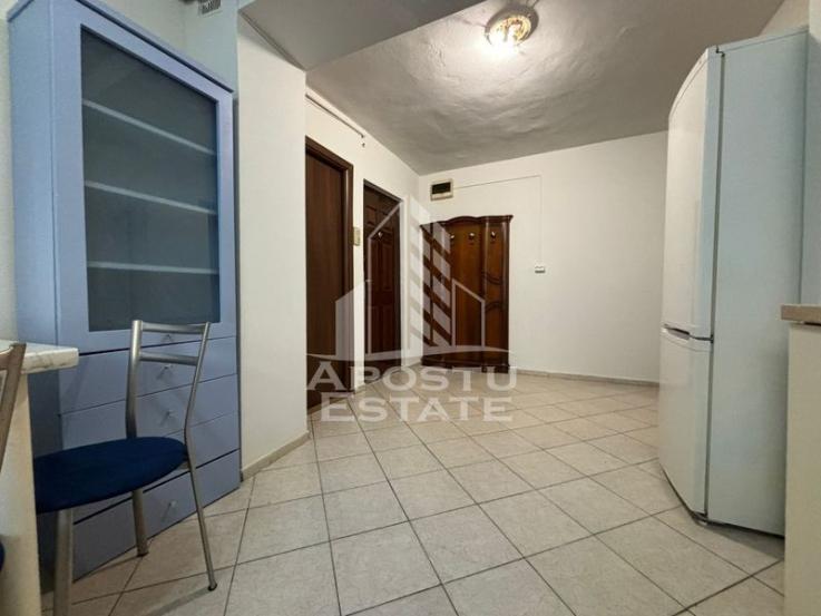 Apartament cu 3 camere, zona Lipovei