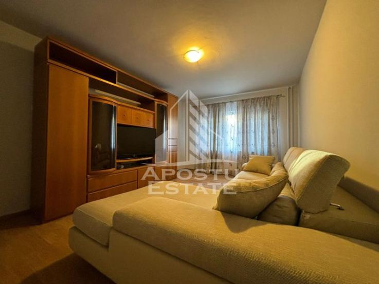 Apartament cu 3 camere, zona Lipovei