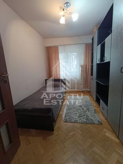 Apartament 4 camere, decomandat, centrala proprie, etaj 1, Dambovita.