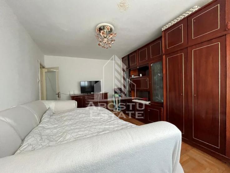 Apartament cu 2 camere, decomandat, zona Lipovei