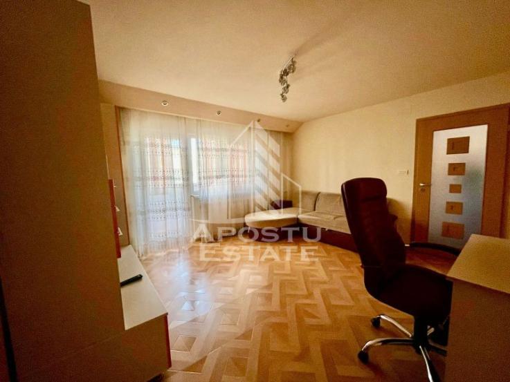 Apartament cu 3 camere, 2 bai, etaj intermediar, zona Aradului