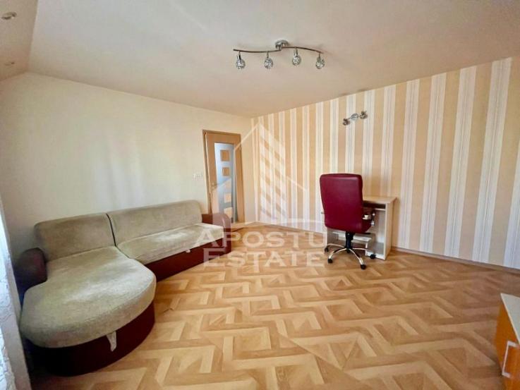 Apartament cu 3 camere, 2 bai, etaj intermediar, zona Aradului