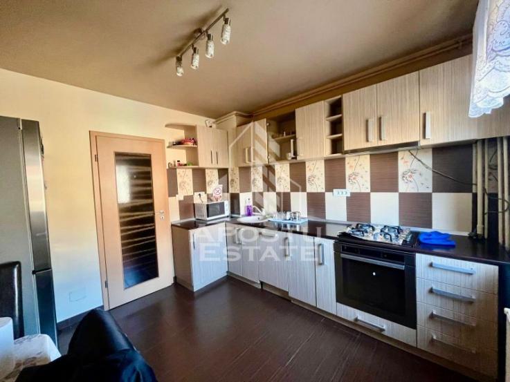 Apartament cu 3 camere, 2 bai, etaj intermediar, zona Aradului