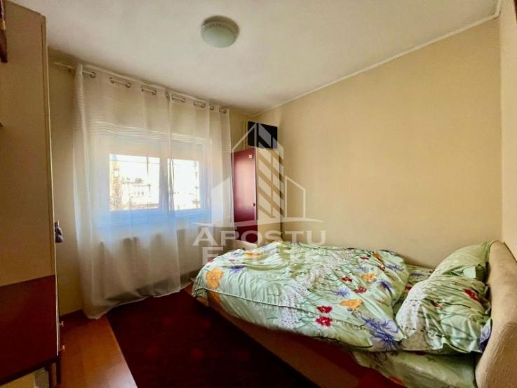 Apartament cu 3 camere, 2 bai, etaj intermediar, zona Aradului