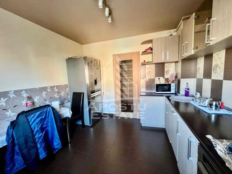 Apartament cu 3 camere, 2 bai, etaj intermediar, zona Aradului