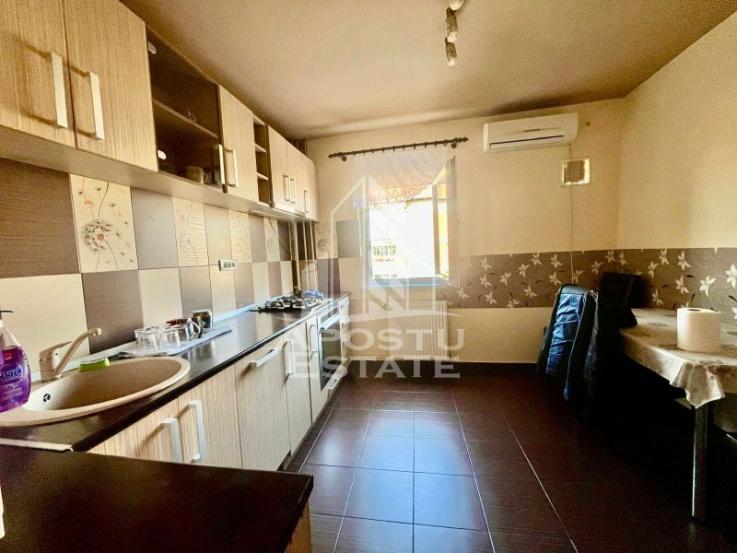 Apartament cu 3 camere, 2 bai, etaj intermediar, zona Aradului