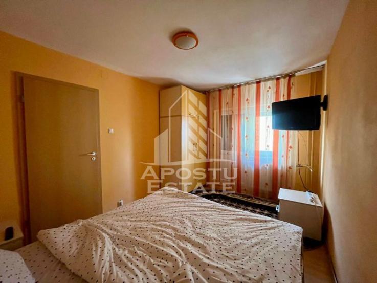 Apartament cu 3 camere, 2 bai, etaj intermediar, zona Aradului