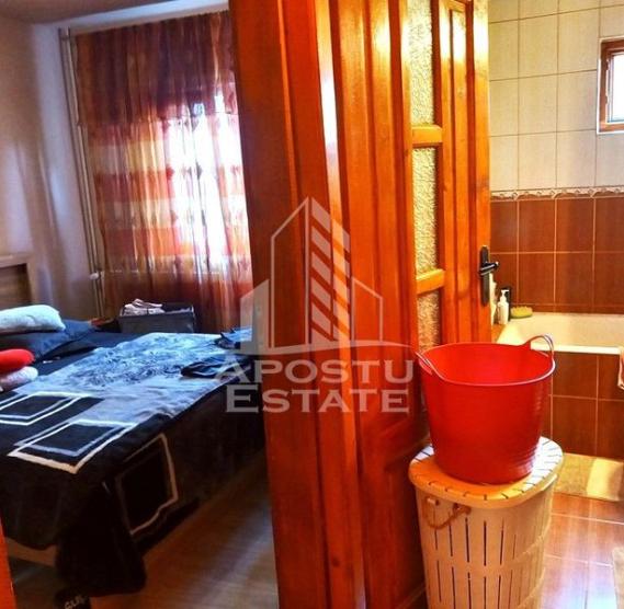 Apartament cu trei camere de vanzare, in zona Miorita, Arad.