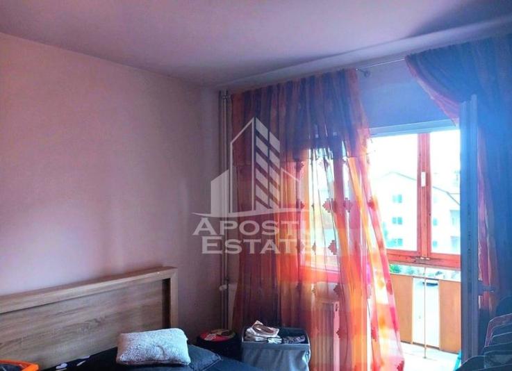 Apartament cu trei camere de vanzare, in zona Miorita, Arad.