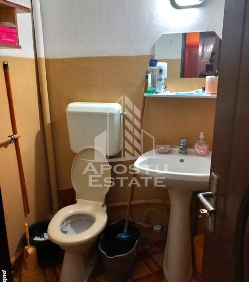 Apartament cu trei camere de vanzare, in zona Miorita, Arad.