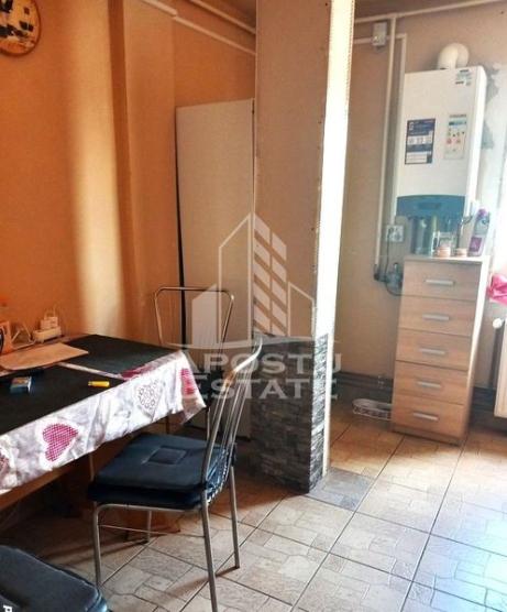 Apartament cu trei camere de vanzare, in zona Miorita, Arad.