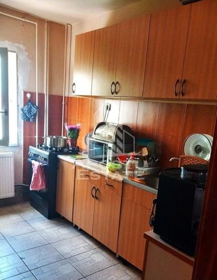 Apartament cu trei camere de vanzare, in zona Miorita, Arad.