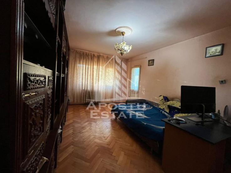 Apartament cu 3 camere,decomandat, 2 bai si garaj, in zona Girocului