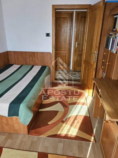 Apartament cu 3 camere, in Zona Fortuna, Arad.