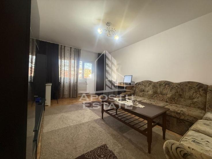 Apartament cu 3 camere , spatios , zona Lipovei