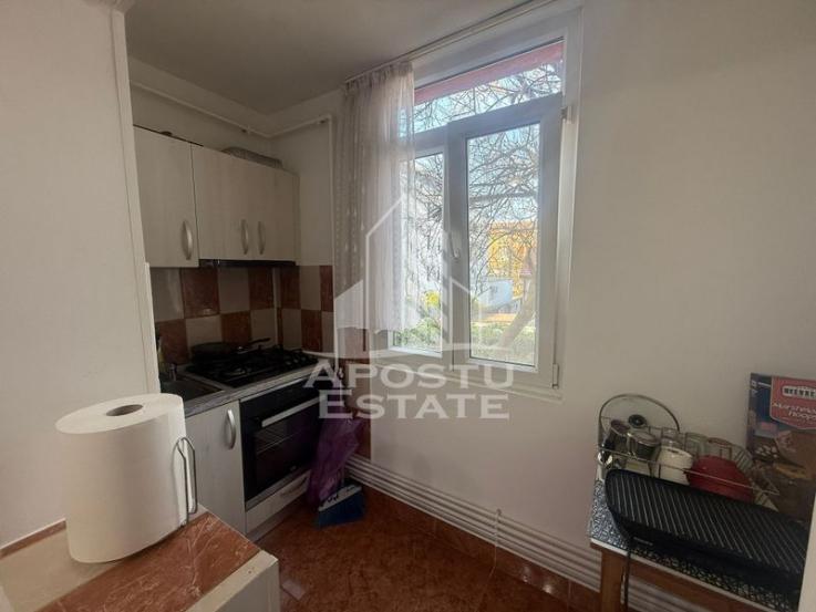 Apartament cu 3 camere , spatios , zona Lipovei