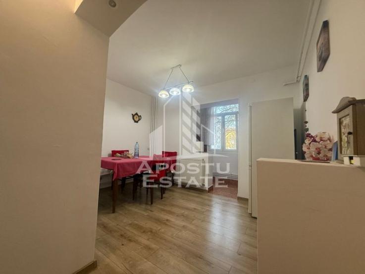 Apartament cu 3 camere , spatios , zona Lipovei