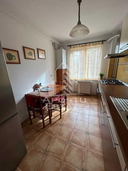 Apartament decomandat cu 3 camere, etaj 1, centrala proprie si AC